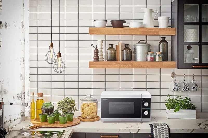 Mikrowelle: 800W, 5 Leistungsstufen, Auftaufunktion Silber