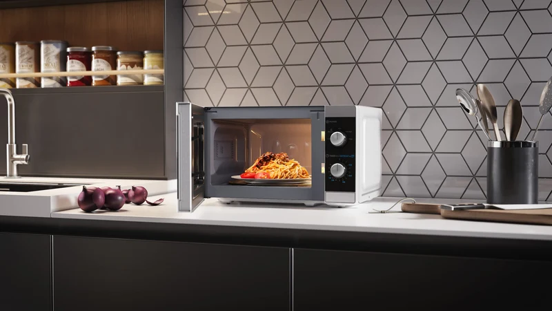 Mikrowelle: 800W, 5 Leistungsstufen, Auftaufunktion Silber