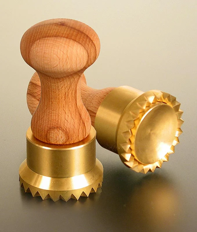 Ausstecher Ravioli, Holz/Messing, rund mit gezacktem Rand, 50mm, 1 St