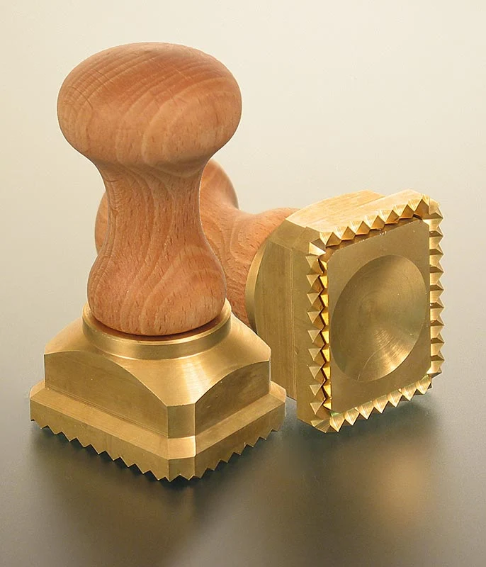 Ausstecher Ravioli, Holz/Messing, rechteckig mit gezacktem Rand, 45x55mm, 1 St
