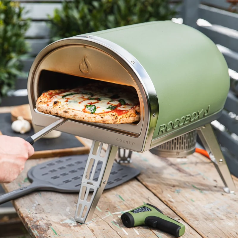 Gozney Roccbox Pizzaofen mit Abdeckhaube und Servierteller