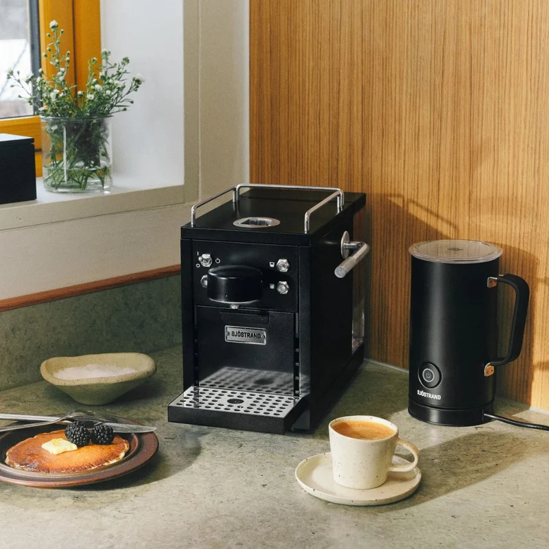 Sjöstrand Set Kapsel-Kaffeemaschine + Milchaufschäumer