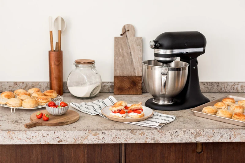 KitchenAid 4,8 L 5KSM175 Artisan Küchenmaschine Breadlover mit Messerschmidt Getreidemühlenvorsatz + Brotbackschüssel
